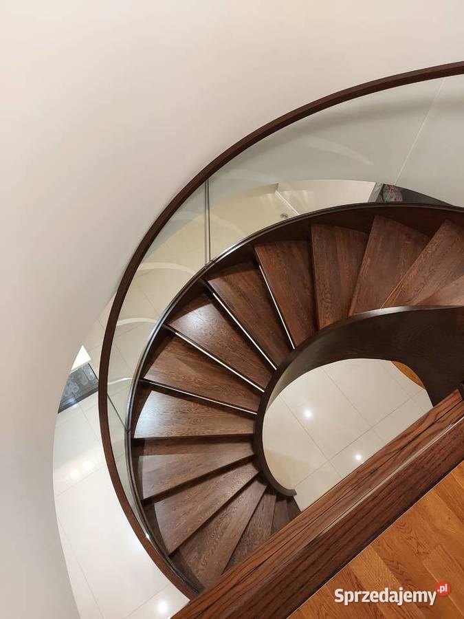 Schody gięte z balustradami szklanymi Tokarnia
