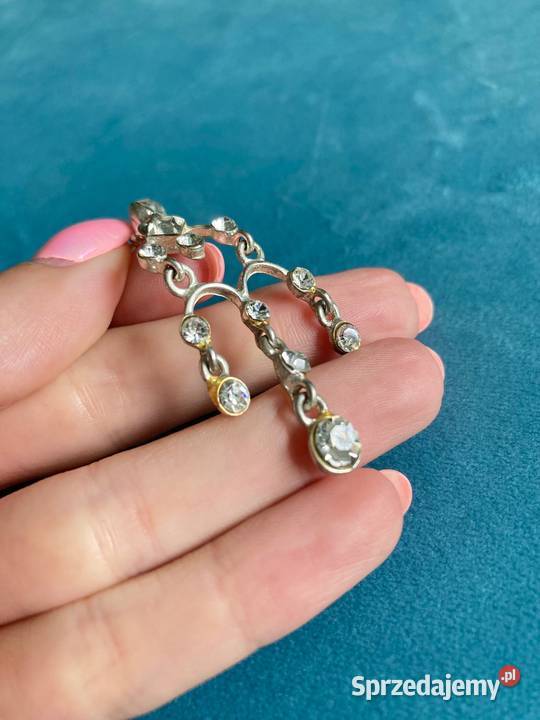 Śliczne bogate metalowe wiszące kolczyki Nisko