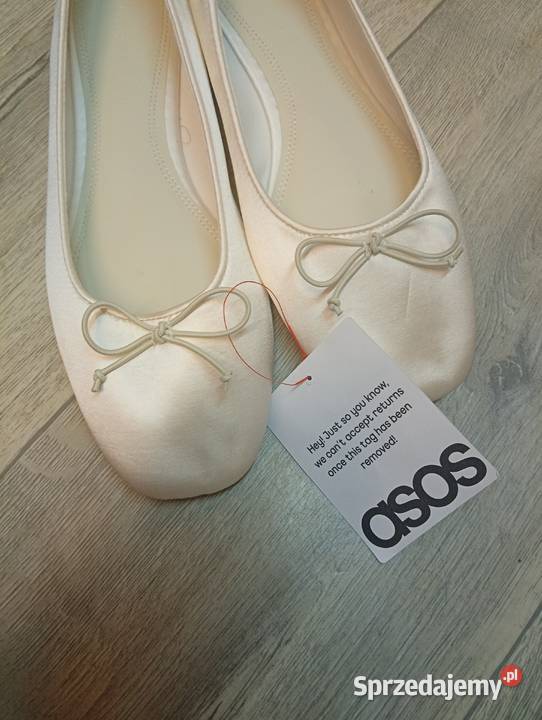 40 ASOS DesignBiałe baleriny z Londynu na Kraków