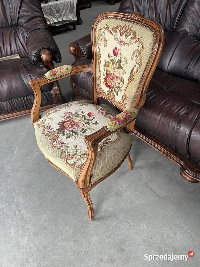 Ładny drewniany fotel w stylu ludwikowskim