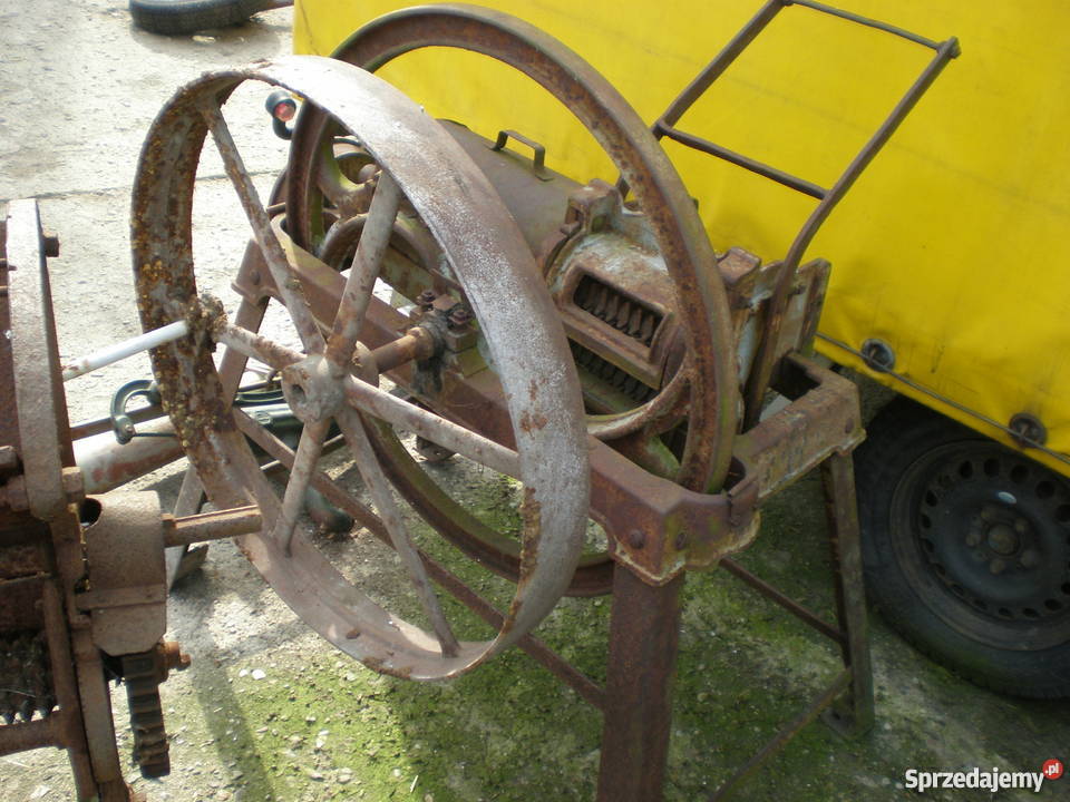 Zabytkowa ozdobna sieczkarnia do ogroduna