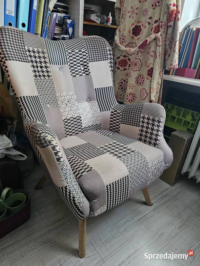 Fotel tapicerowany typu uszak w kratę beżowo-brązowo-czarny