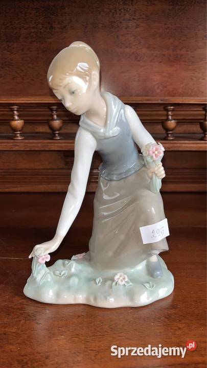 Figurka Dziewczyna zrywająca kwiaty Lladro Spain Gdańsk