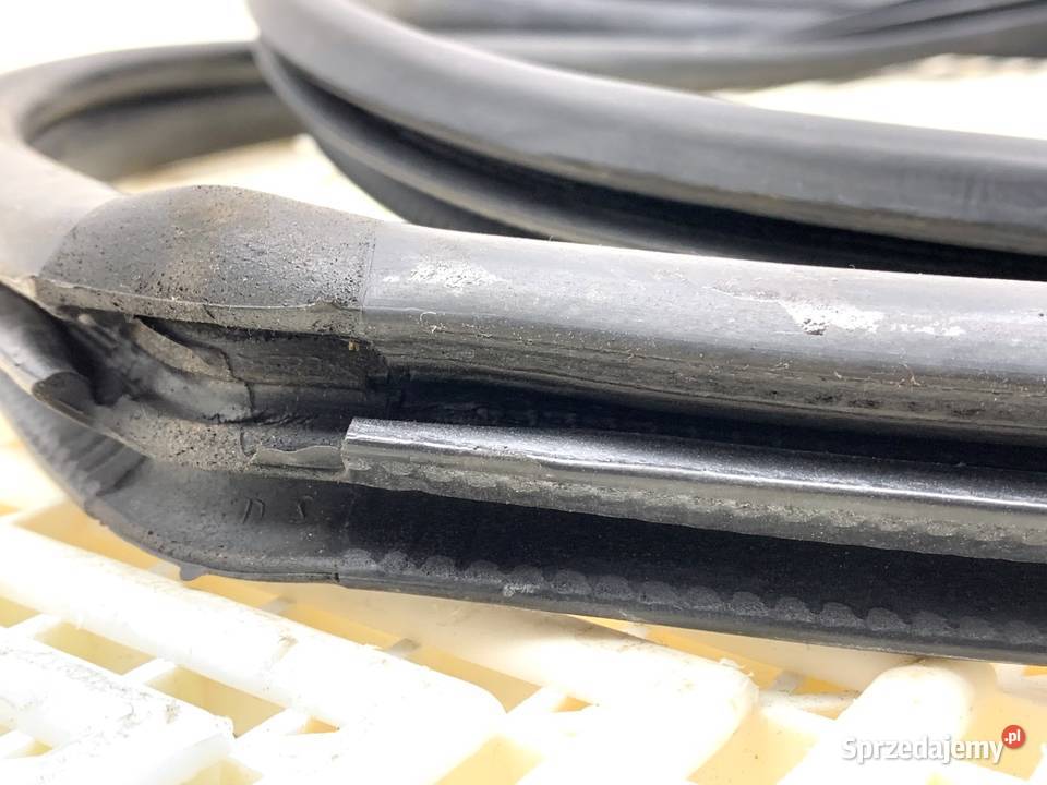 USZCZELKA DRZWI PRZÓD PRAWA TOYOTA AURIS II podkarpackie