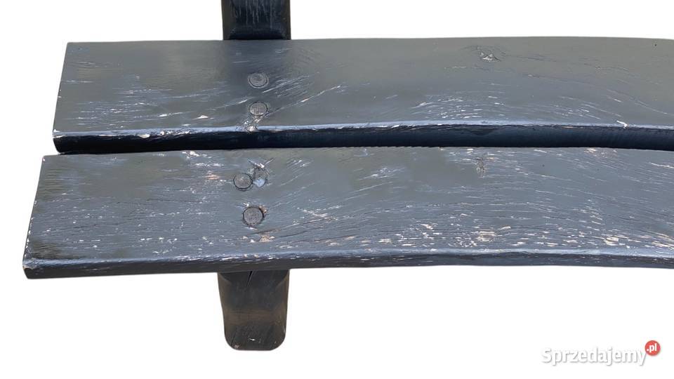Surowa czarna ławka z litego drewna masywna zachodniopomorskie Budno