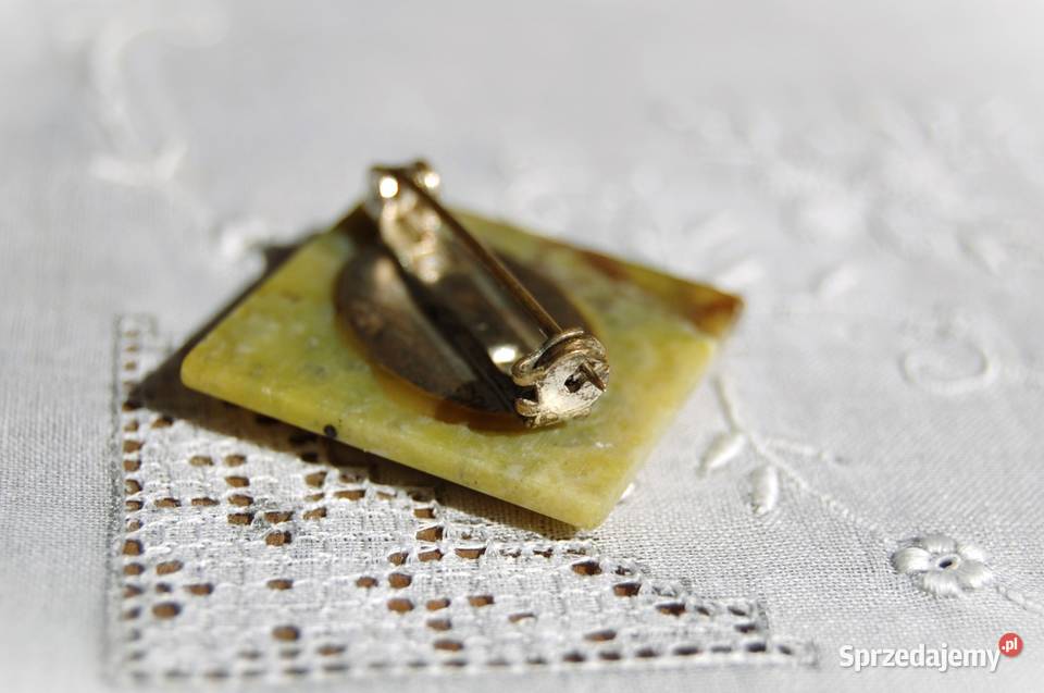 Stara broszka nefryt kaboszon kwadrat design