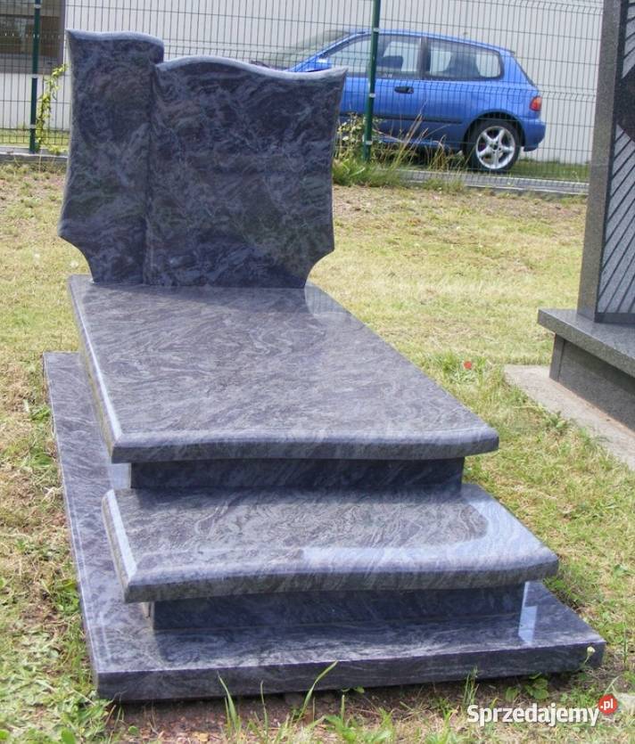 Nagrobki granitowe i Kostka wokół grobu Brynica