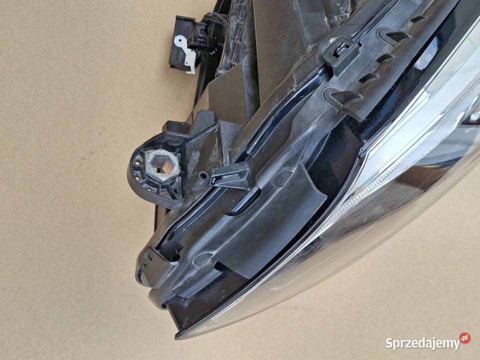 MERCEDES CKLASA W205 LIFT USA REFLEKTOR LEWY