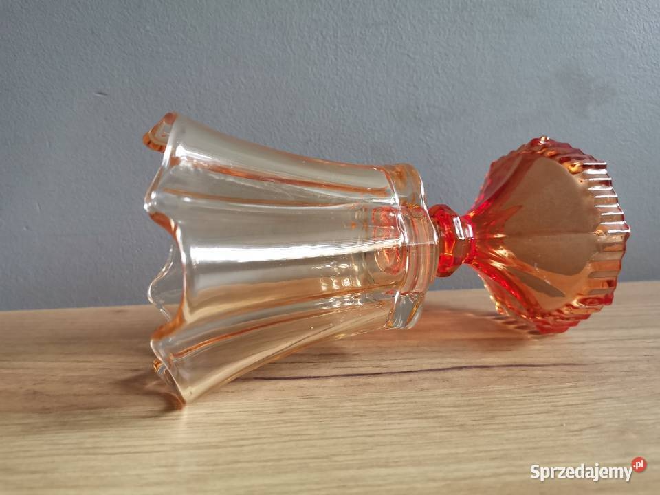 Stary szklany kolorowy kielich