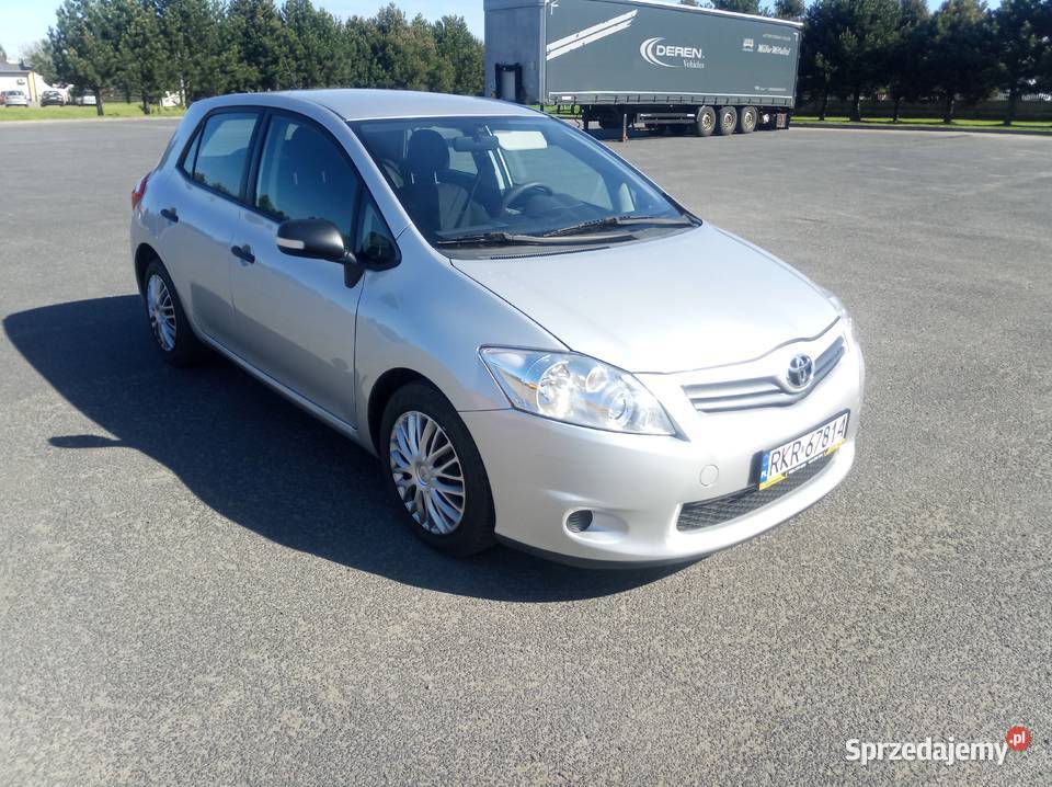 Toyota Auris 16 benzyna Przebieg 137 podkarpackie Krosno