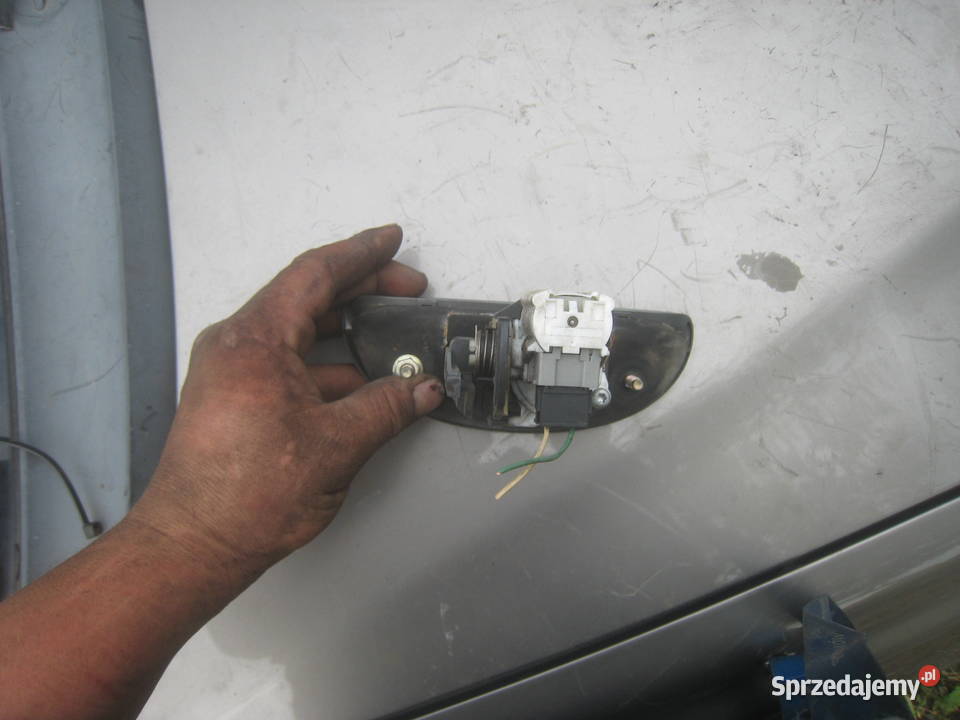 Zamek klapy bagażnika przycisk Renault Scenic I Rok produkcji 2003 Zawiasy, bolce i prowadnice Kraków