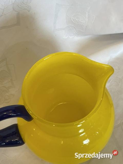 Żółty wazon z polskiego szkła artystycznego