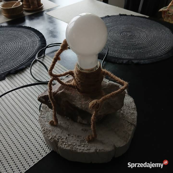 Lampka myśliciel siedzący na kamieniu