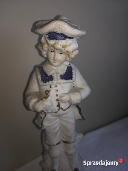 biskwitowa figurka z początku XX wieku chłopiec