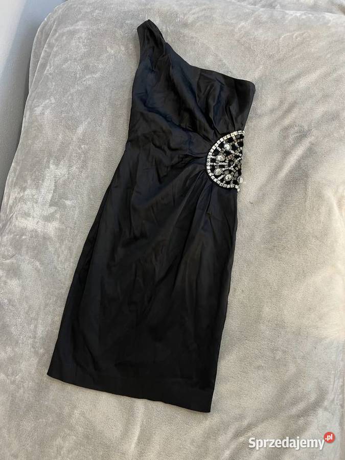 Sukienka na jedno ramię czarna ze zdobieniem na