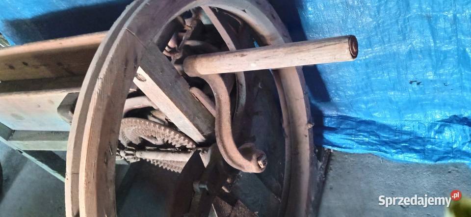 Stara zabytkowa sieczkarnia Jasieniec