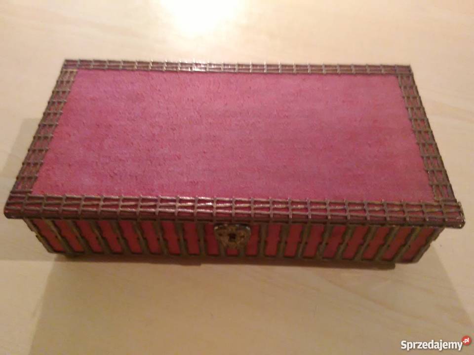 Szkatolka z czerwonego materialu zdobiona