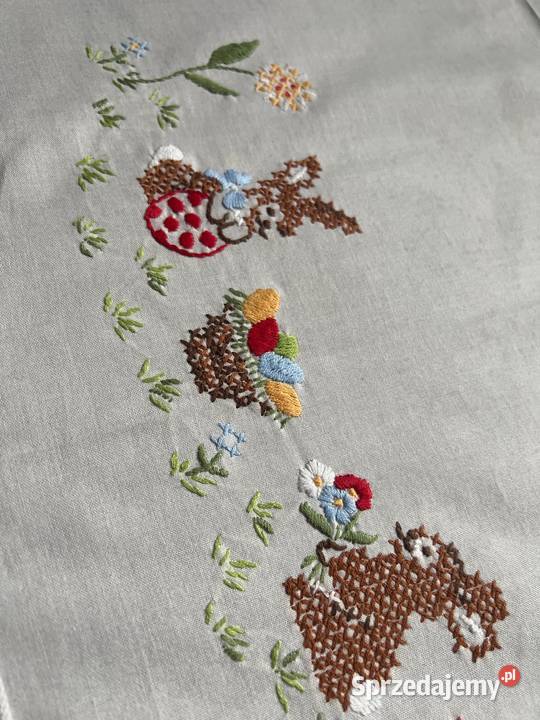Obrus ręcznie haftowany zajączki rękodzieło do