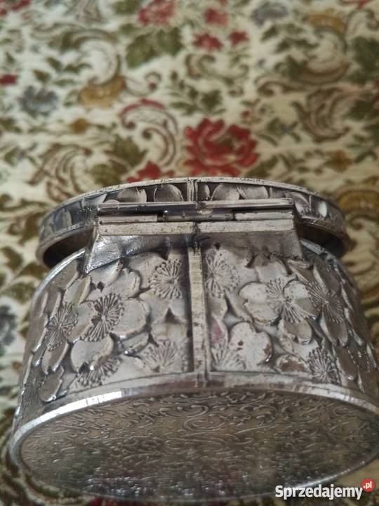 Okrągłe puzederko na biżuterięmetalowe