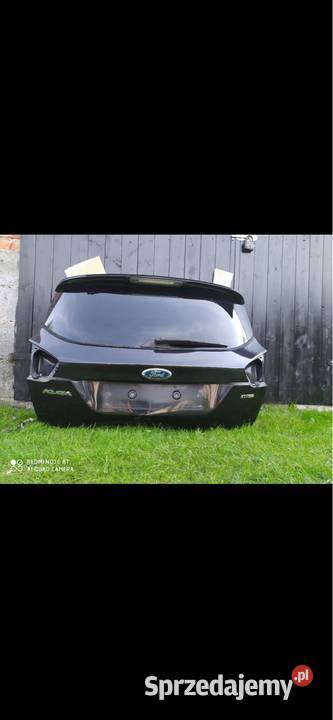 Tylnią klapą Forda Kugi