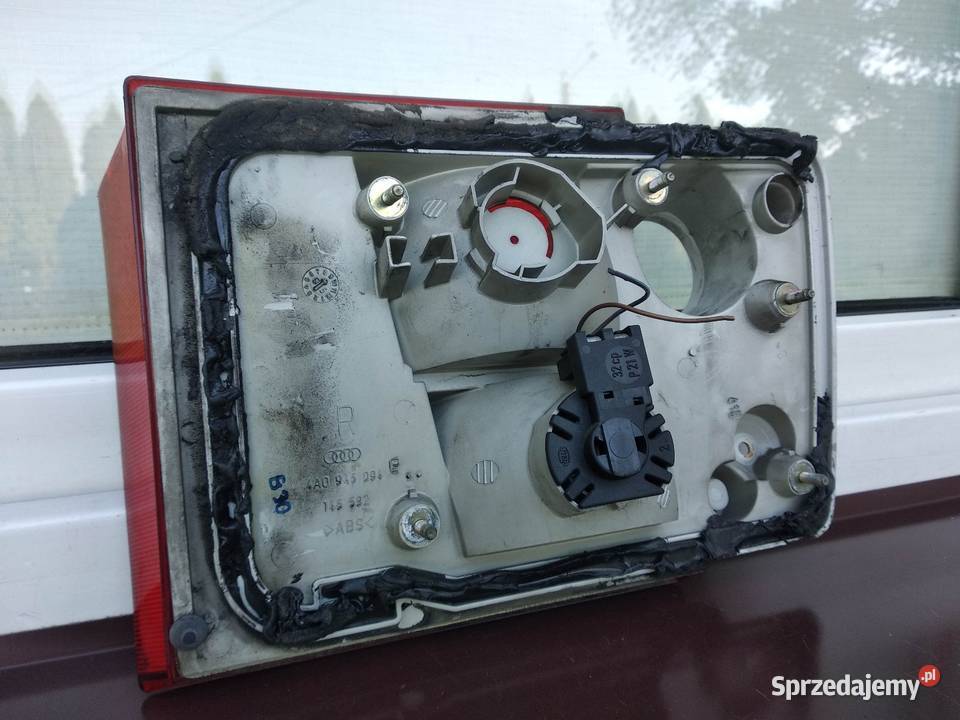 Audi A6 C4 lampa tył tylna prawa w klapę Sieradz
