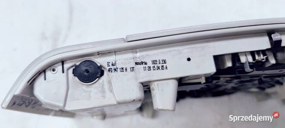 LAMPKA OŚWIETLENIE KABINY AUDI A6 C6 4F0947135H Przystajń