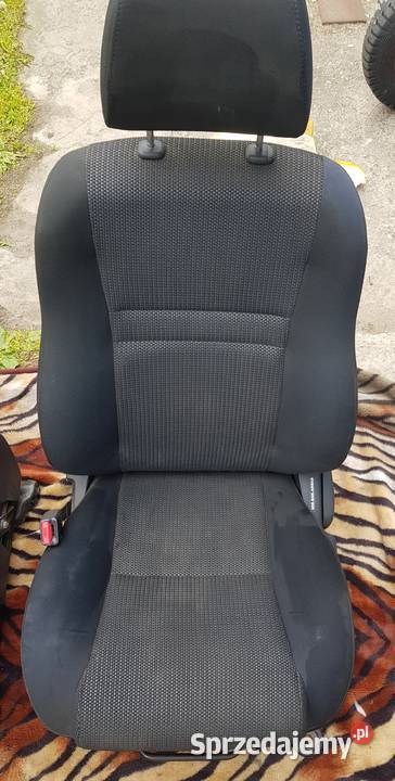 Fotel Fotele TOYOTA AVENSIS T25 Lift komplet Radom