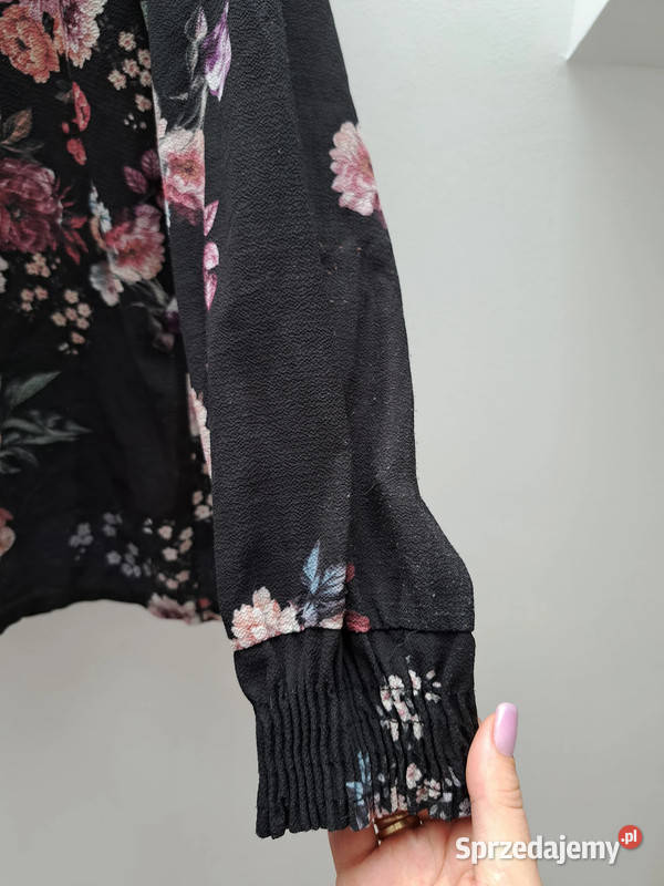 Czarna bluzka w kwiaty z marszczeniem szyi i czarny Trąbki Wielkie