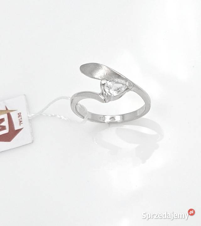 30Pierścionek r13 srebrny z cyrkonią w kształcie Poznań