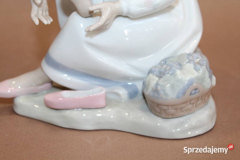 Figurka NAO Lladro dziewczynka zakładająca but Szczecin