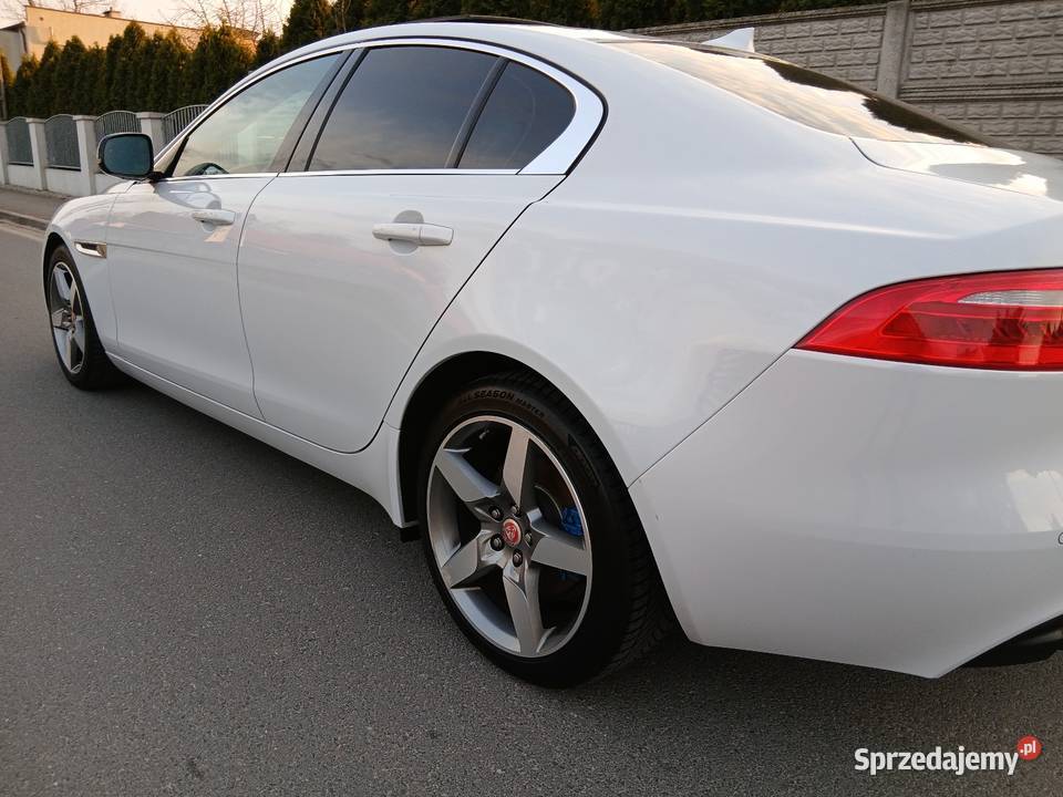 Jaguar XE 20 Panoramadach Automat Biała perła z XE
