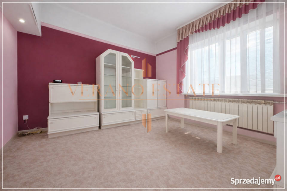 Przestronny dom dwurodzinny z trzema garażami