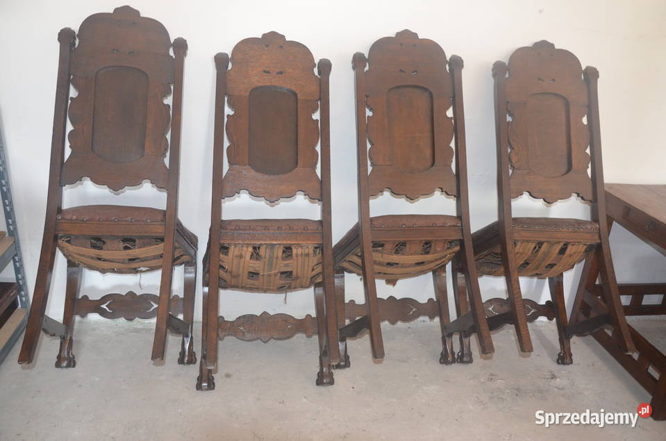 Duże krzesła bogato zdobione na Lwich łapach