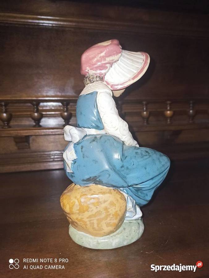 Figurka dziewczynki z książką Zmęczona drzemka Porcelana i szkło Gdańsk