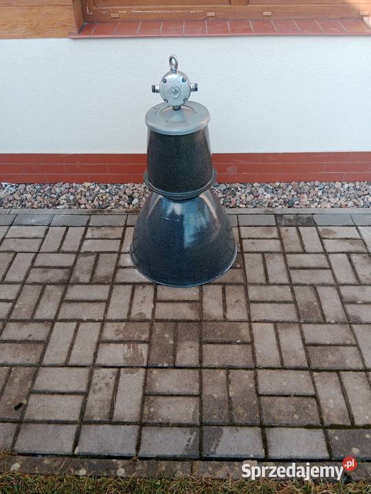 Stara wisząca lampa przemysłowa