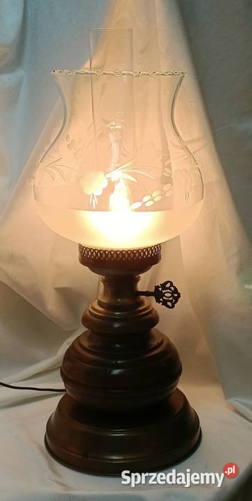 Lampa stołowa stylizowana na naftową drewno i Góra