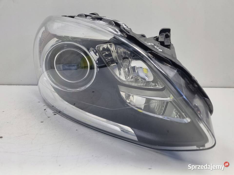 Volvo XC60 1317r LIFT PRZEDNIA LAMPA PRAWA PRAWY