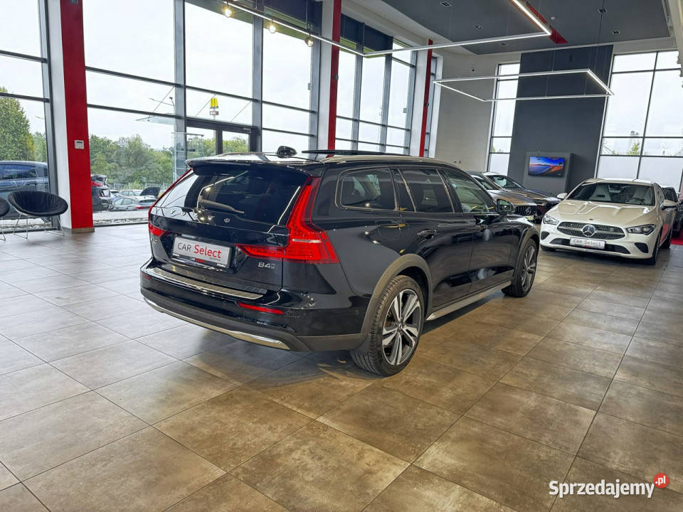 Volvo V60 Cross Country Plus 20 B4 197 automat Rok produkcji 2023 Myślenice