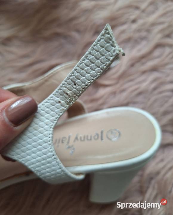 Śliczne białe wężowe sandałki buty na obcasie Sandały i klapki sprzedam