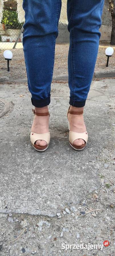 Buty z wolnymi palcami na koturnie beżowe wielkopolskie Szamotuły