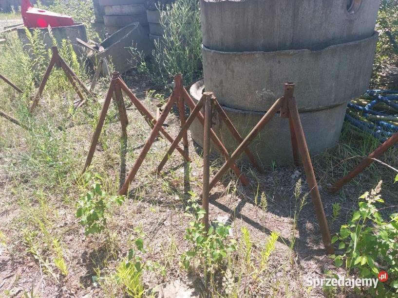 Trzy kręgi betonowe Jawor
