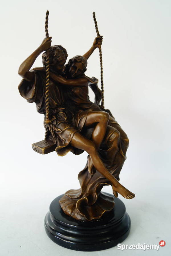 Para zakochanych na huśtawce figura z brązu