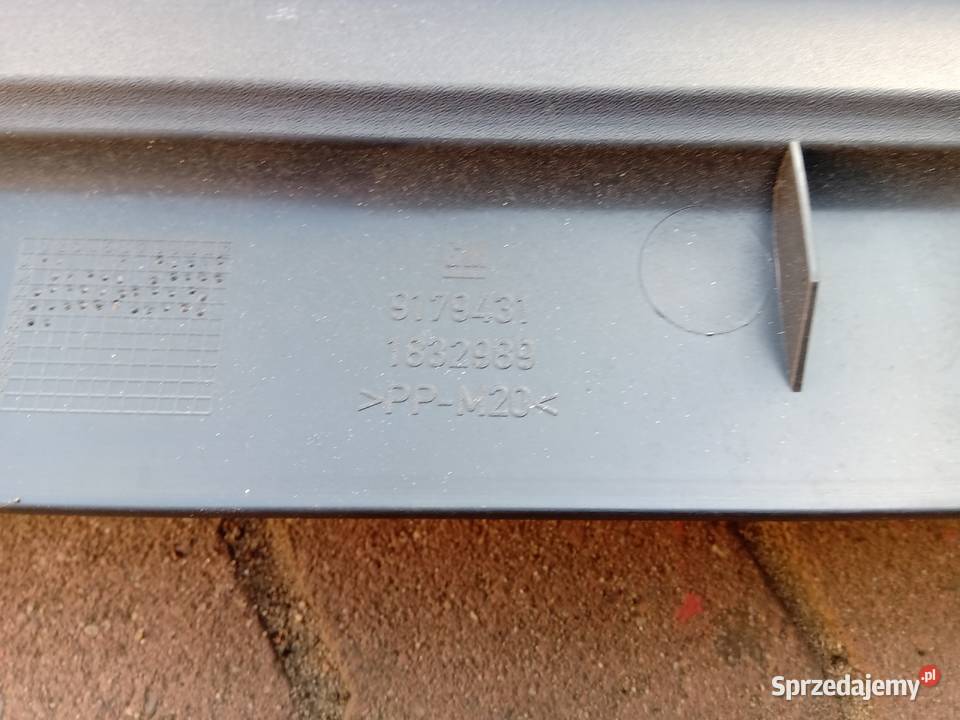 Plastik listwa tylnej klapy Vectra C HB 2005r Wyposażenie wnętrza Szadek