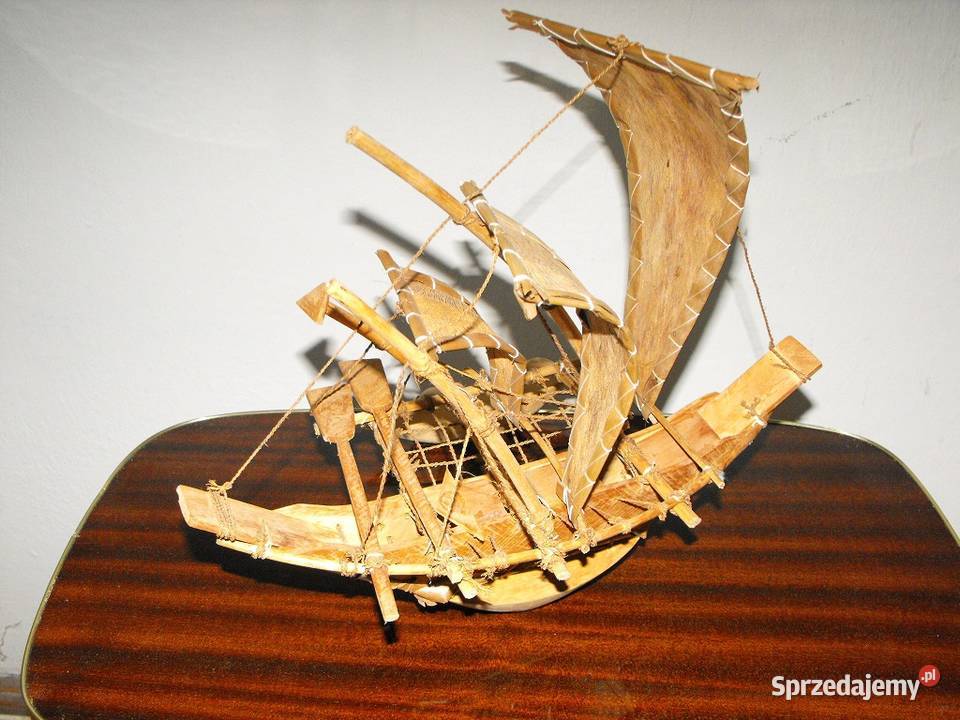 Stary drewniany model trzymasztowego katamarana Skierniewice