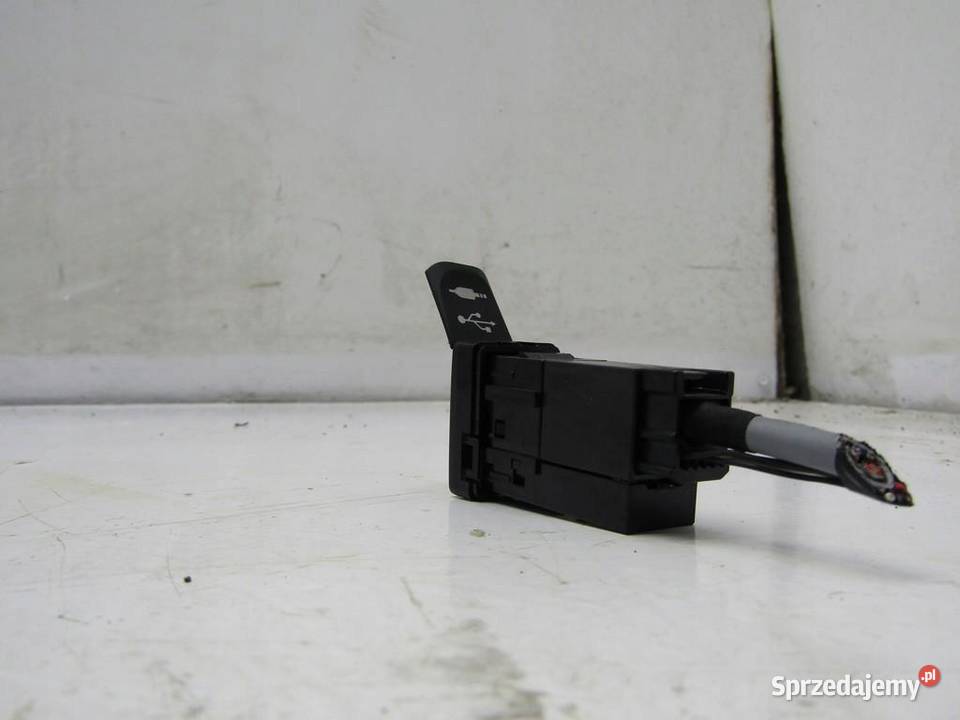 GNIAZDO ZŁĄCZE AUX USB TOYOTA RAV4 IV 8619042040