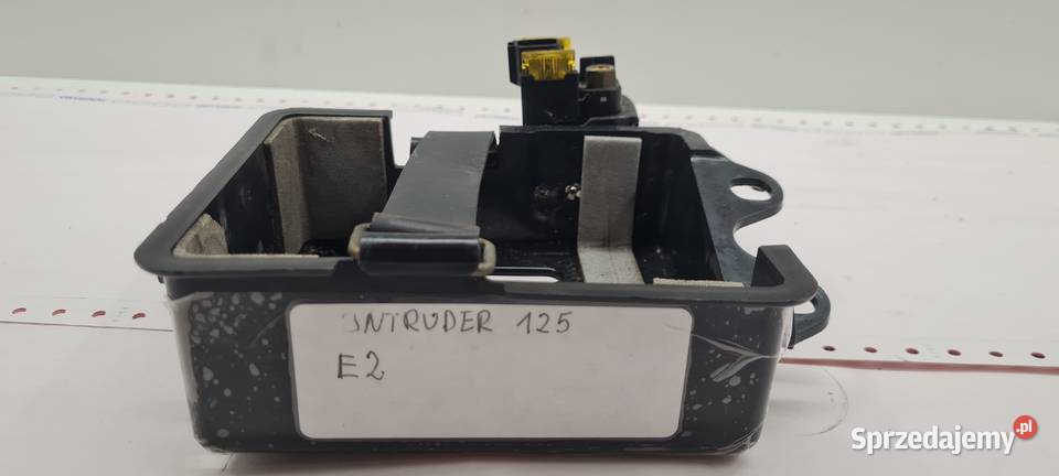 Suzuki Intruder 125 plastik podstawa akumulatora Elementy nadwozia