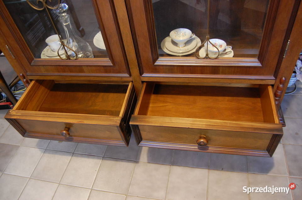 Stylowa witryna biblioteczka