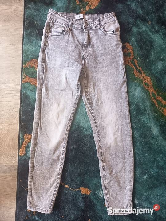 Paka 4 jeansów w rozmiarze MS Spodnie Jadów