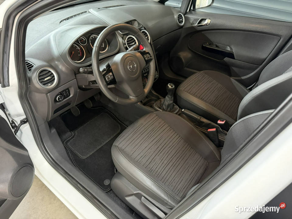 Opel Corsa 90tyśkm Stan perfekt Bezwypadkowa 1WŁ benzyna Chechło
