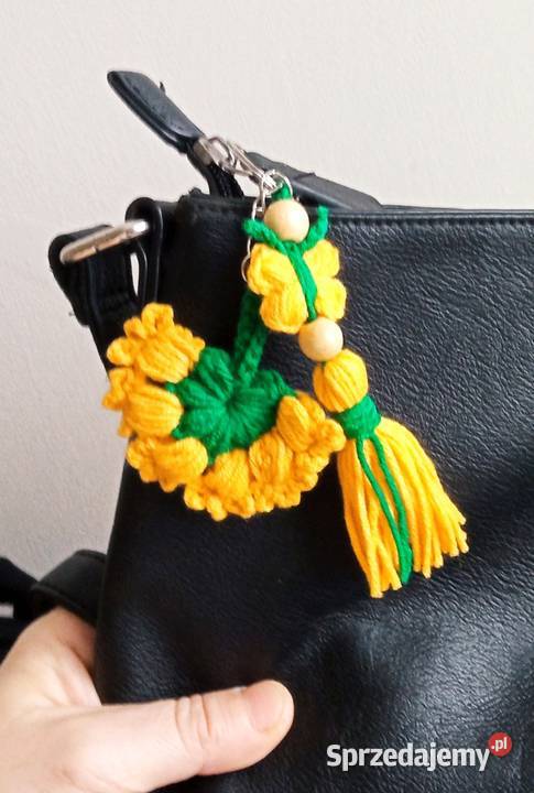 Wiosenny brelok wykonany na szydełku Łask